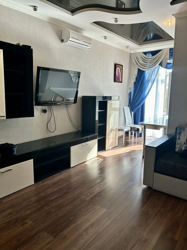 For sale spacious two-bedroom apartment on Dovzhenko Street