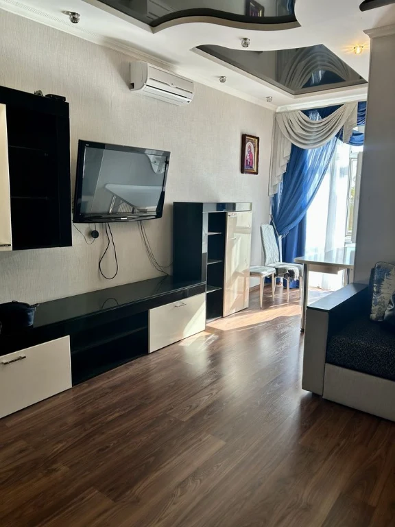 For sale spacious two-bedroom apartment on Dovzhenko Street