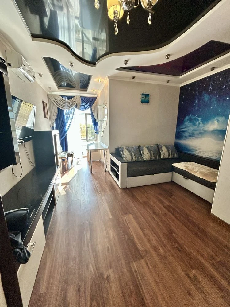 For sale spacious two-bedroom apartment on Dovzhenko Street