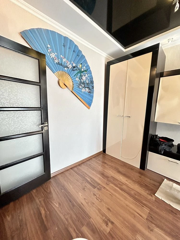 For sale spacious two-bedroom apartment on Dovzhenko Street