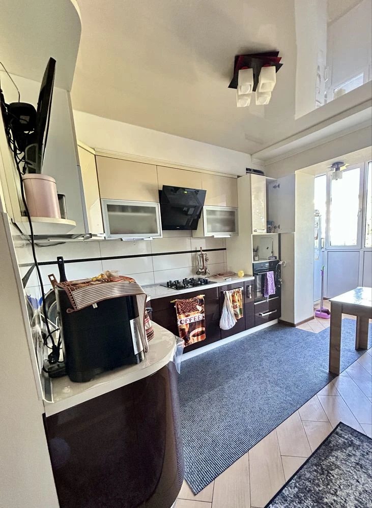 For sale spacious two-bedroom apartment on Dovzhenko Street