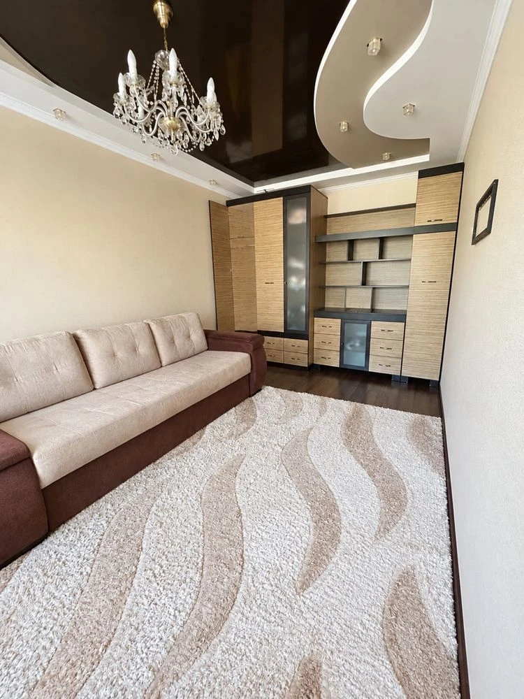 For sale spacious two-bedroom apartment on Dovzhenko Street