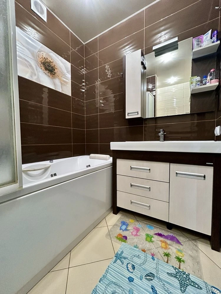 For sale spacious two-bedroom apartment on Dovzhenko Street