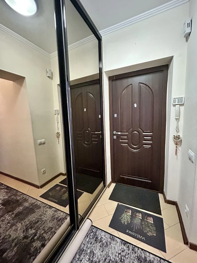 For sale spacious two-bedroom apartment on Dovzhenko Street