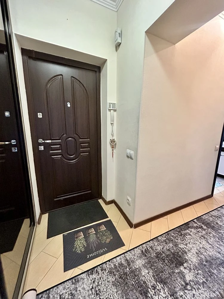 For sale spacious two-bedroom apartment on Dovzhenko Street