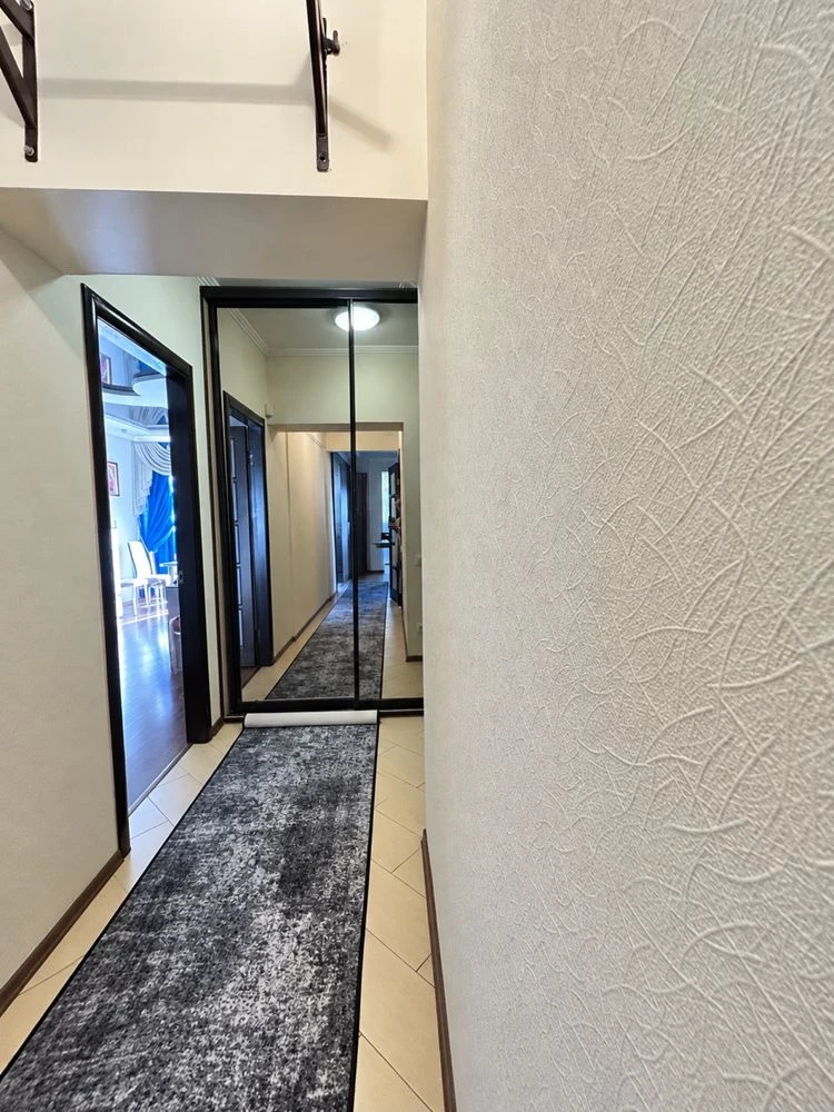 For sale spacious two-bedroom apartment on Dovzhenko Street