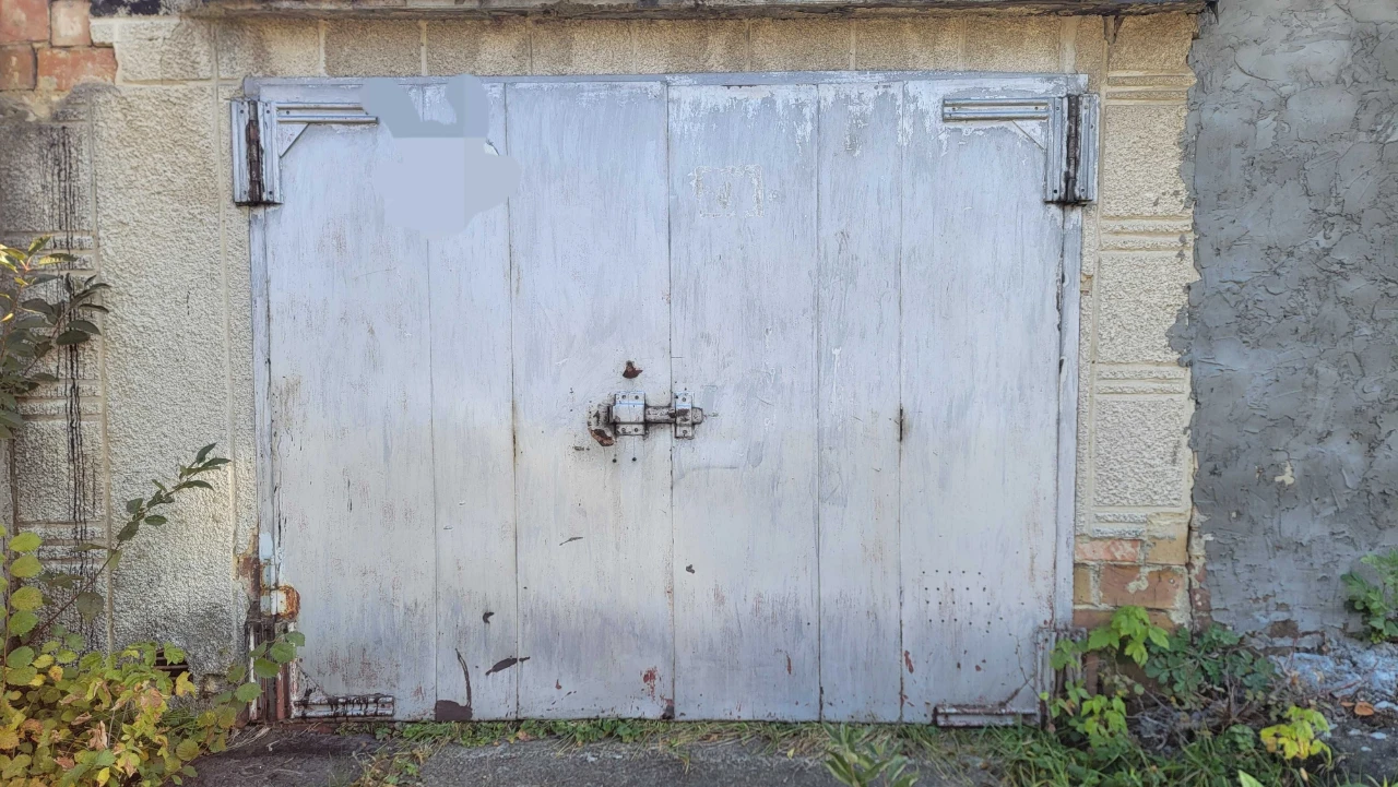 Brick garage with a pit