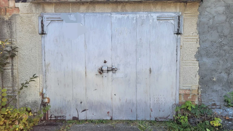Brick garage with a pit