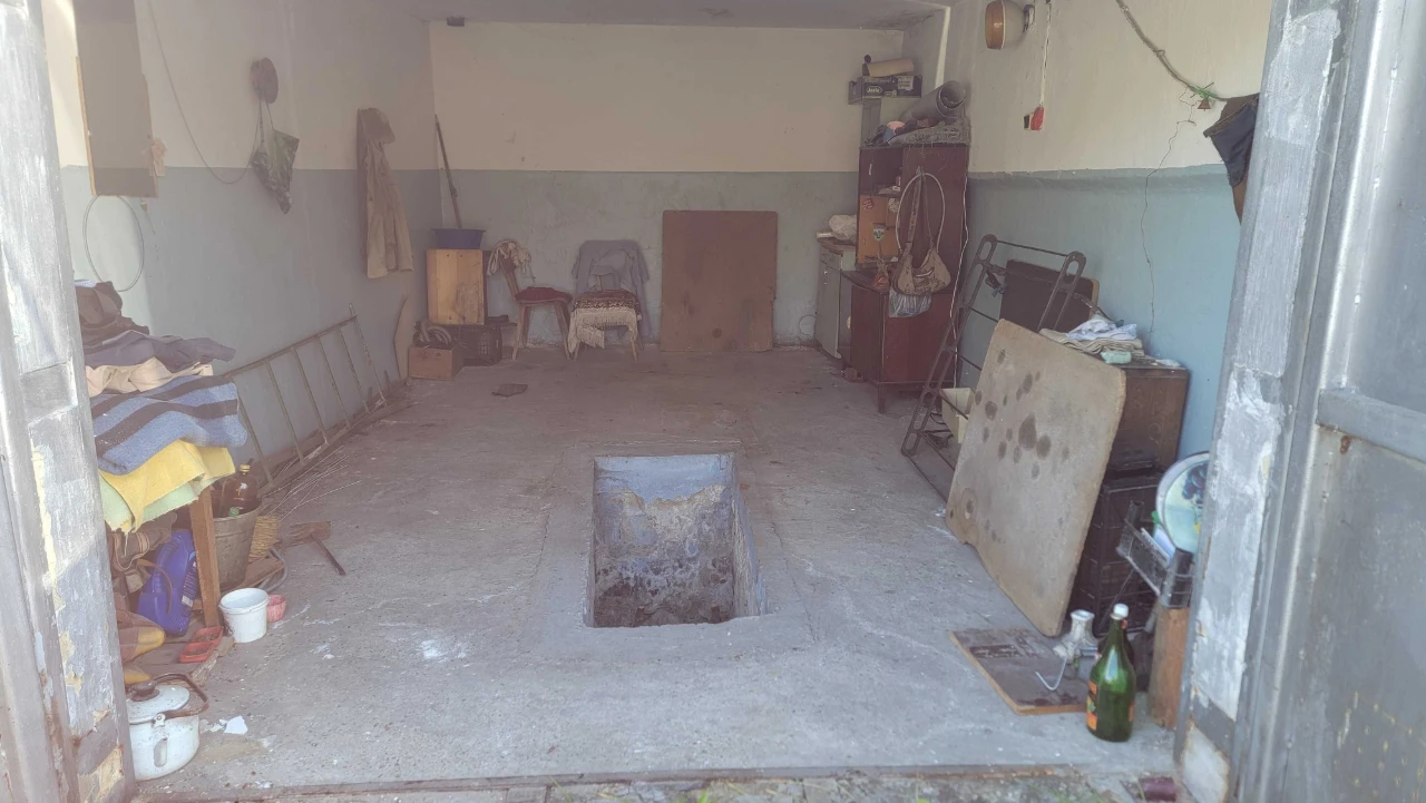Brick garage with a pit