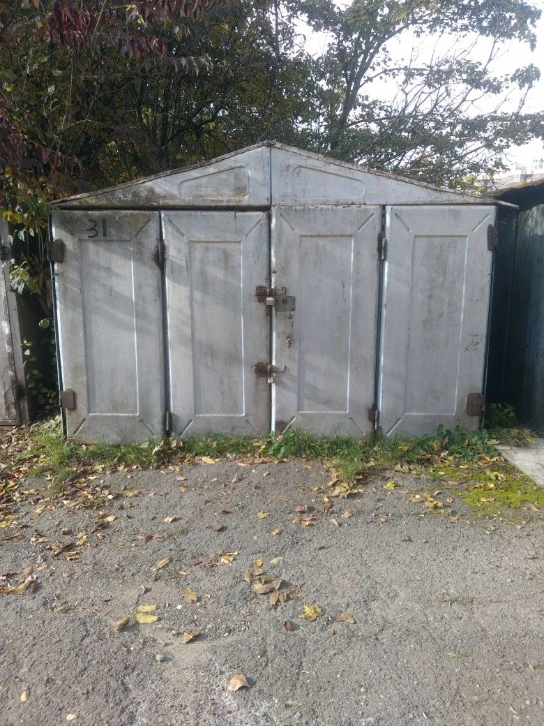 For sale: Metal garage.
