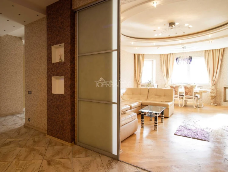 Apartment in ЖК ЯРОСЛАВА МУДРОГО 30А! For Sale: 2-bedroom apartment, 111 m2 + 2 parking spaces in an underground parking as a gift! CENTER! Metro Pushkinskaya! 1 min.