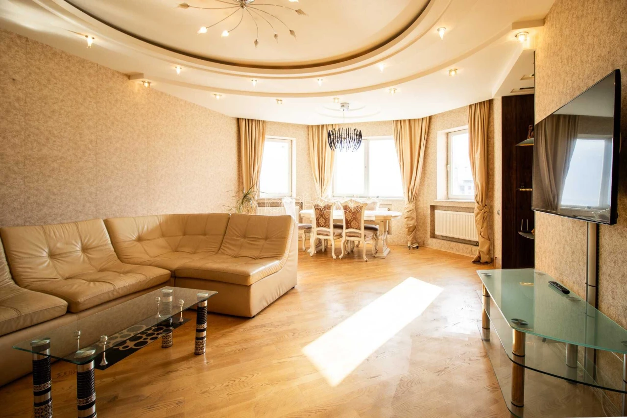 Apartment in ЖК ЯРОСЛАВА МУДРОГО 30А! For Sale: 2-bedroom apartment, 111 m2 + 2 parking spaces in an underground parking as a gift! CENTER! Metro Pushkinskaya! 1 min.
