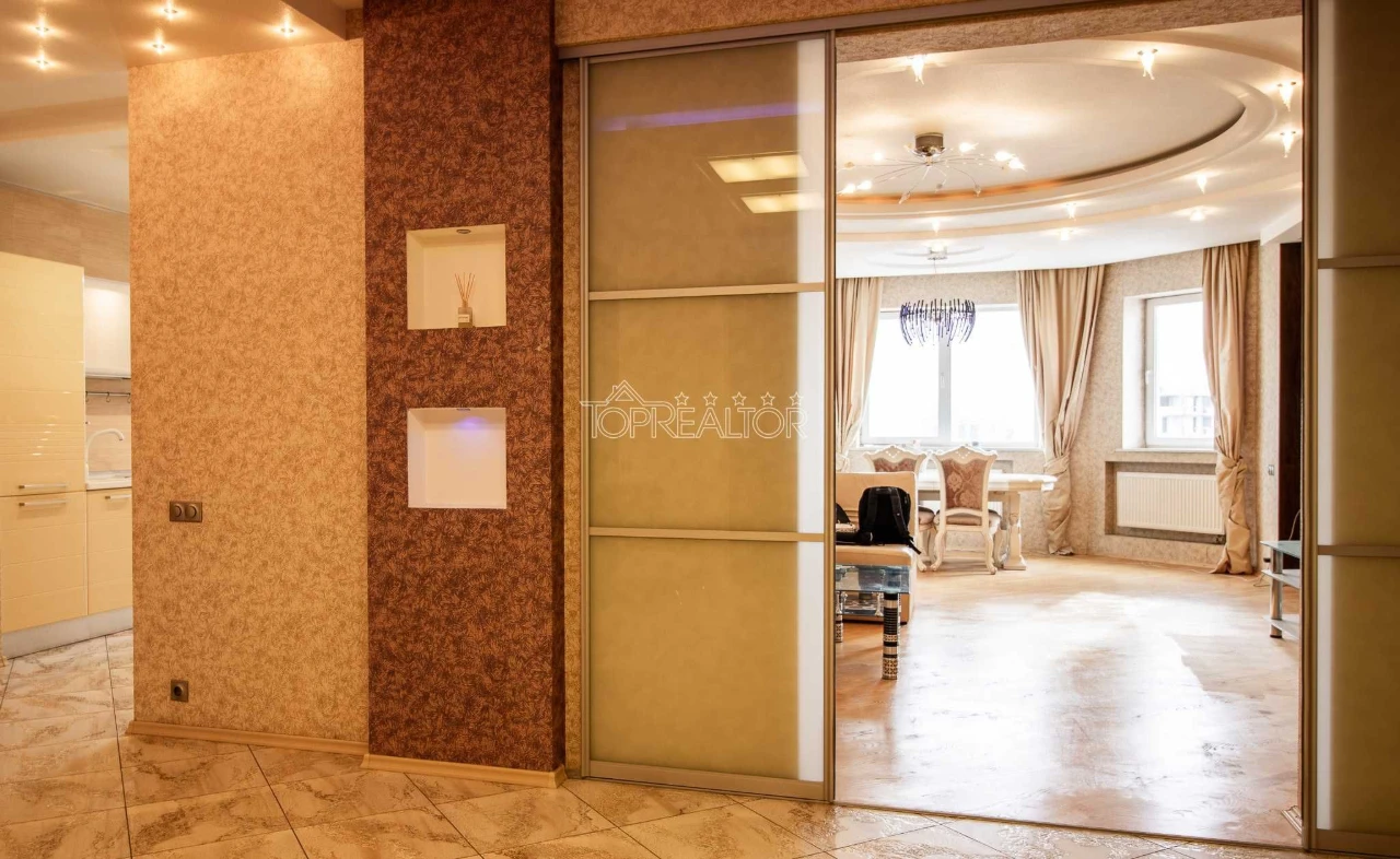 Apartment in ЖК ЯРОСЛАВА МУДРОГО 30А! For Sale: 2-bedroom apartment, 111 m2 + 2 parking spaces in an underground parking as a gift! CENTER! Metro Pushkinskaya! 1 min.