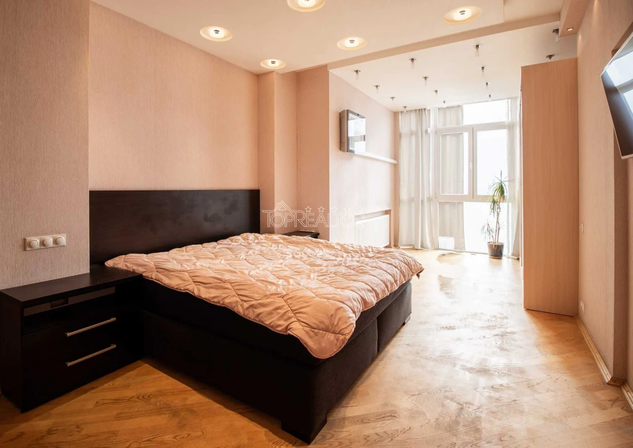 Apartment in ЖК ЯРОСЛАВА МУДРОГО 30А! For Sale: 2-bedroom apartment, 111 m2 + 2 parking spaces in an underground parking as a gift! CENTER! Metro Pushkinskaya! 1 min.