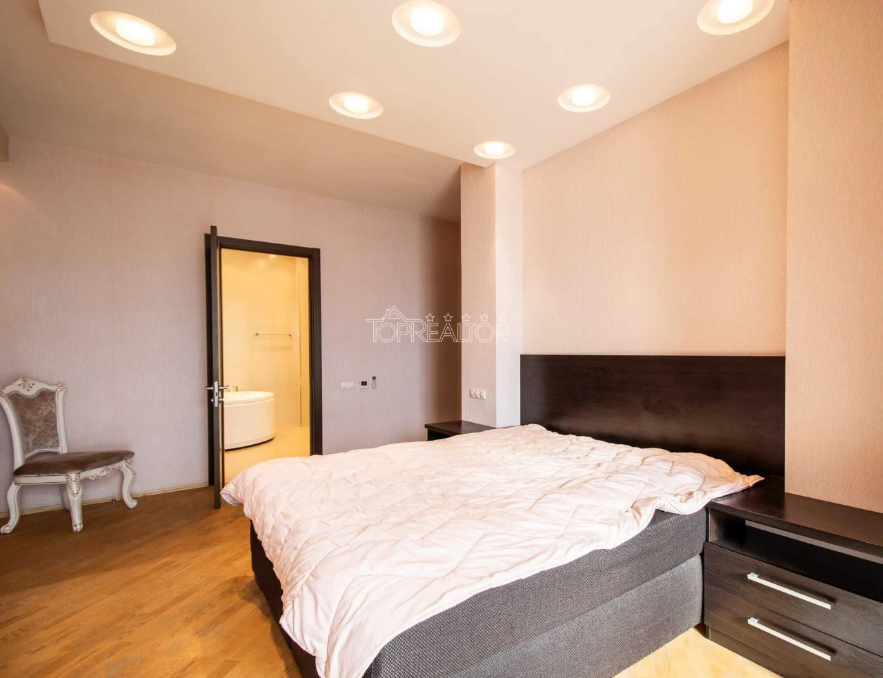 Apartment in ЖК ЯРОСЛАВА МУДРОГО 30А! For Sale: 2-bedroom apartment, 111 m2 + 2 parking spaces in an underground parking as a gift! CENTER! Metro Pushkinskaya! 1 min.