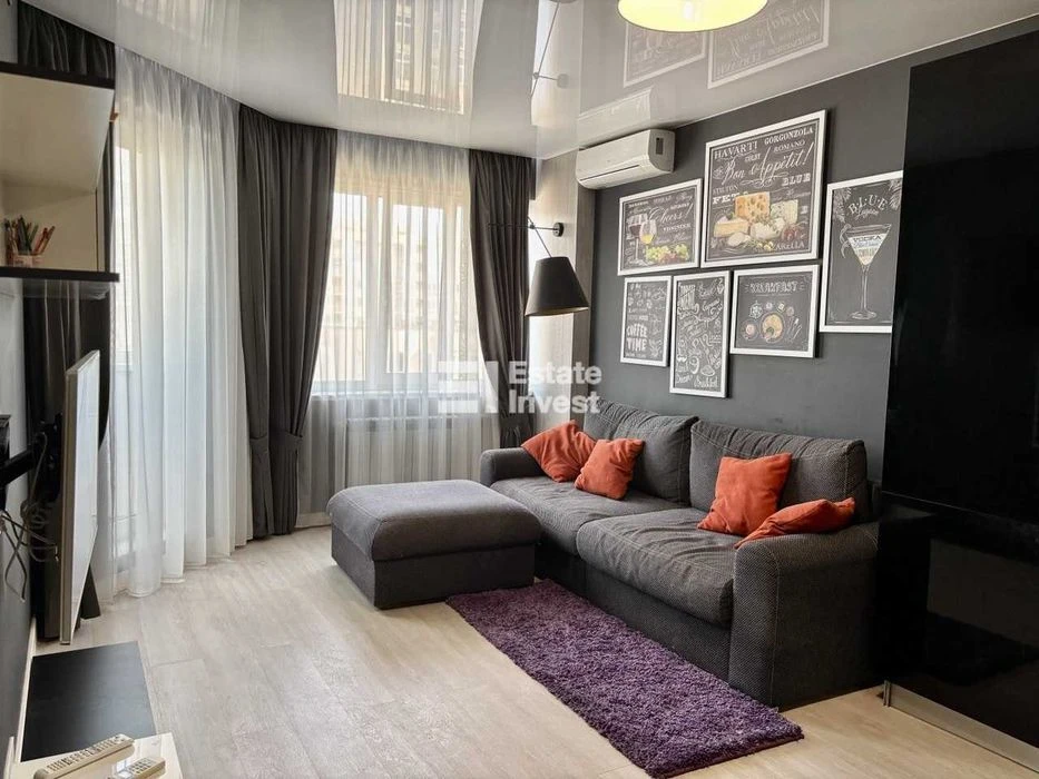 I will sell a 2-room apartment in the residential complex "Budyn z Rotondamy" on Suh Street.