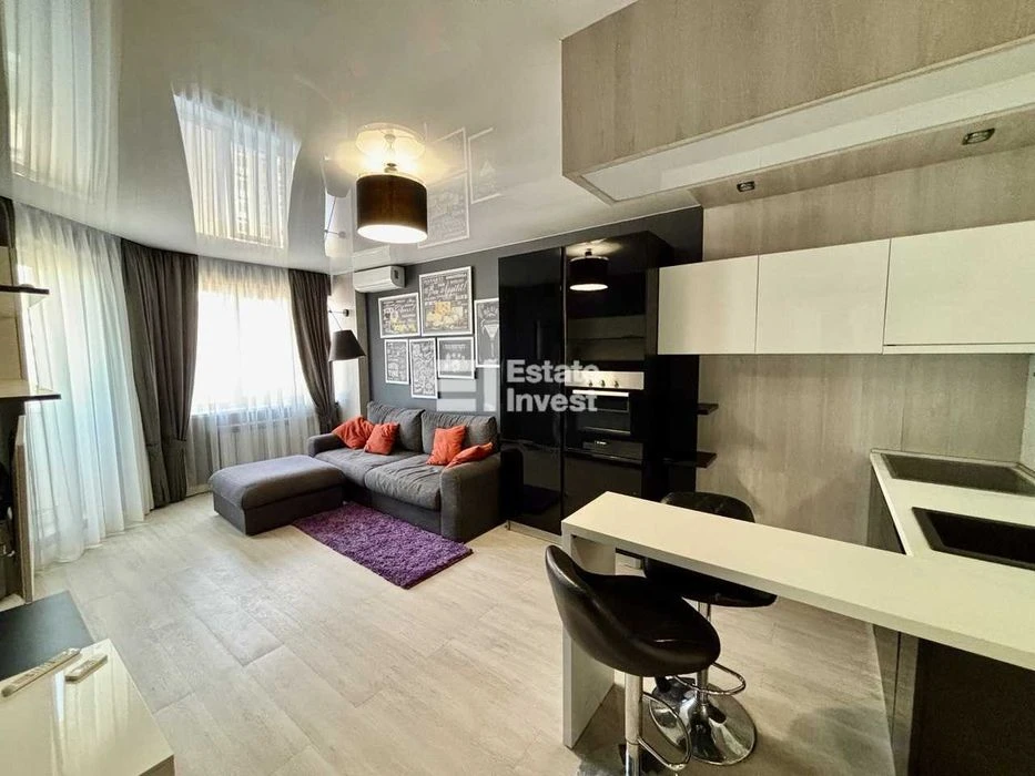 I will sell a 2-room apartment in the residential complex "Budyn z Rotondamy" on Suh Street.