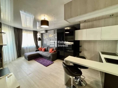 I will sell a 2-room apartment in the residential complex "Budyn z Rotondamy" on Suh Street.