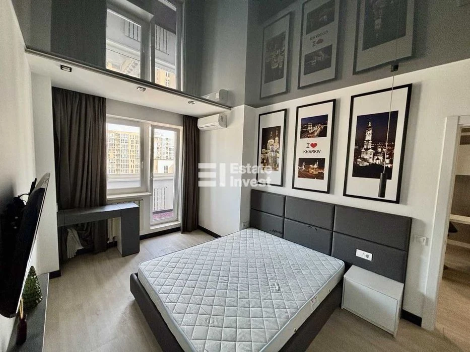 I will sell a 2-room apartment in the residential complex "Budyn z Rotondamy" on Suh Street.