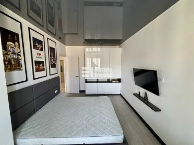 I will sell a 2-room apartment in the residential complex "Budyn z Rotondamy" on Suh Street.