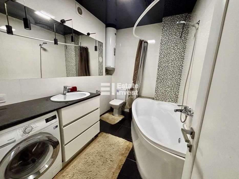I will sell a 2-room apartment in the residential complex "Budyn z Rotondamy" on Suh Street.