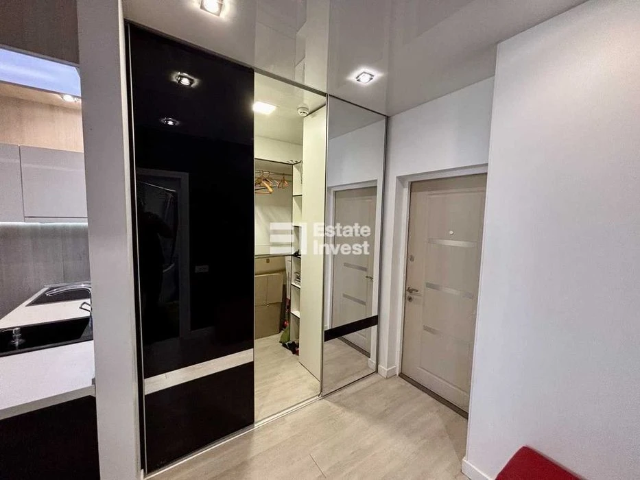 I will sell a 2-room apartment in the residential complex "Budyn z Rotondamy" on Suh Street.