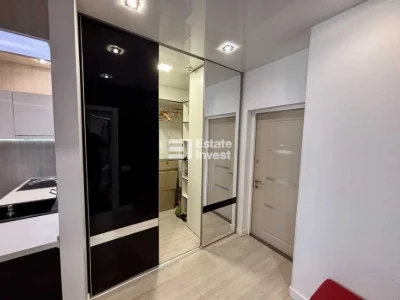 I will sell a 2-room apartment in the residential complex "Budyn z Rotondamy" on Suh Street.