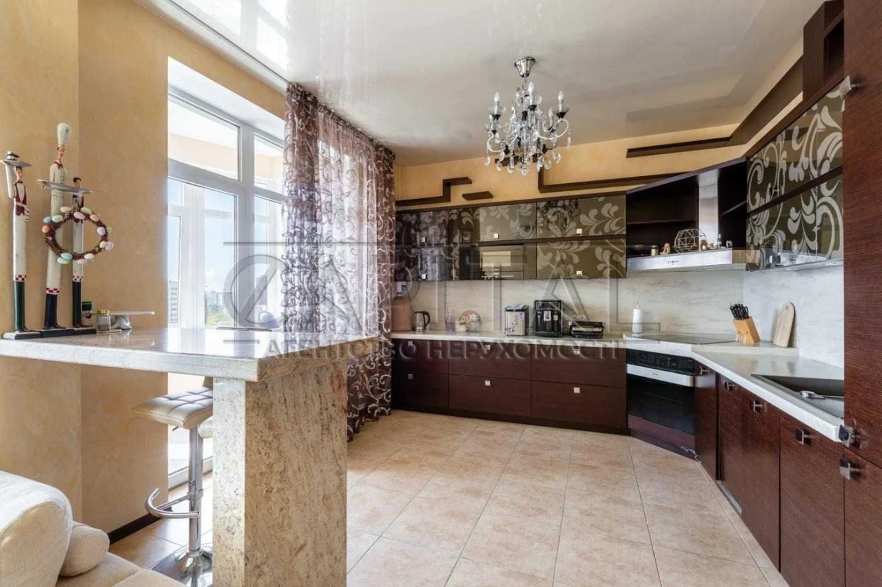 Apartment for Sale on Lesya Ukrainka Blvd, 23, Pechersk District! In the center