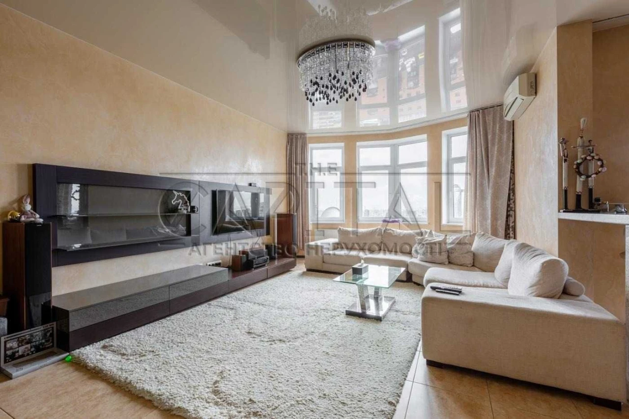 Apartment for Sale on Lesya Ukrainka Blvd, 23, Pechersk District! In the center