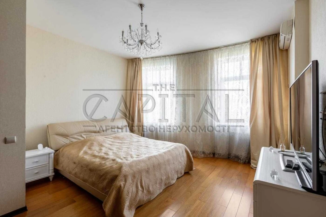 Apartment for Sale on Lesya Ukrainka Blvd, 23, Pechersk District! In the center