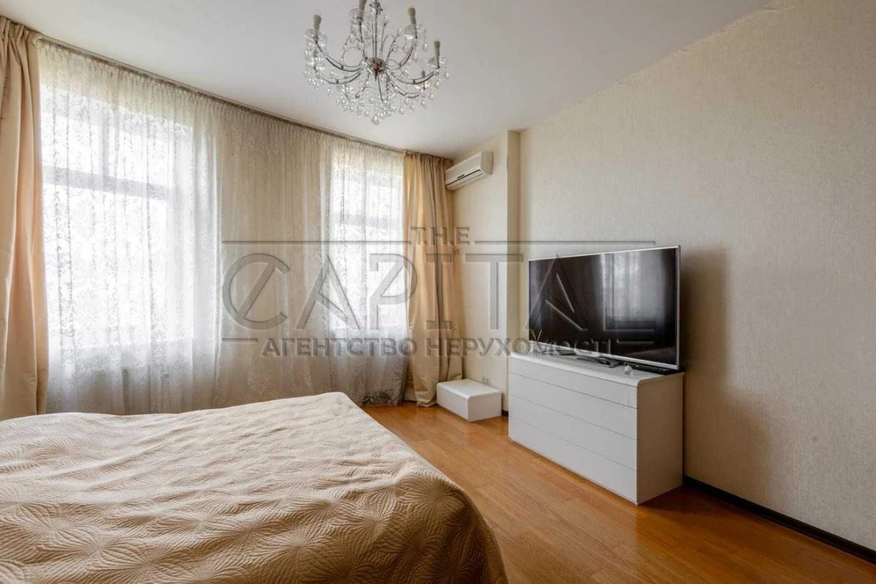 Apartment for Sale on Lesya Ukrainka Blvd, 23, Pechersk District! In the center