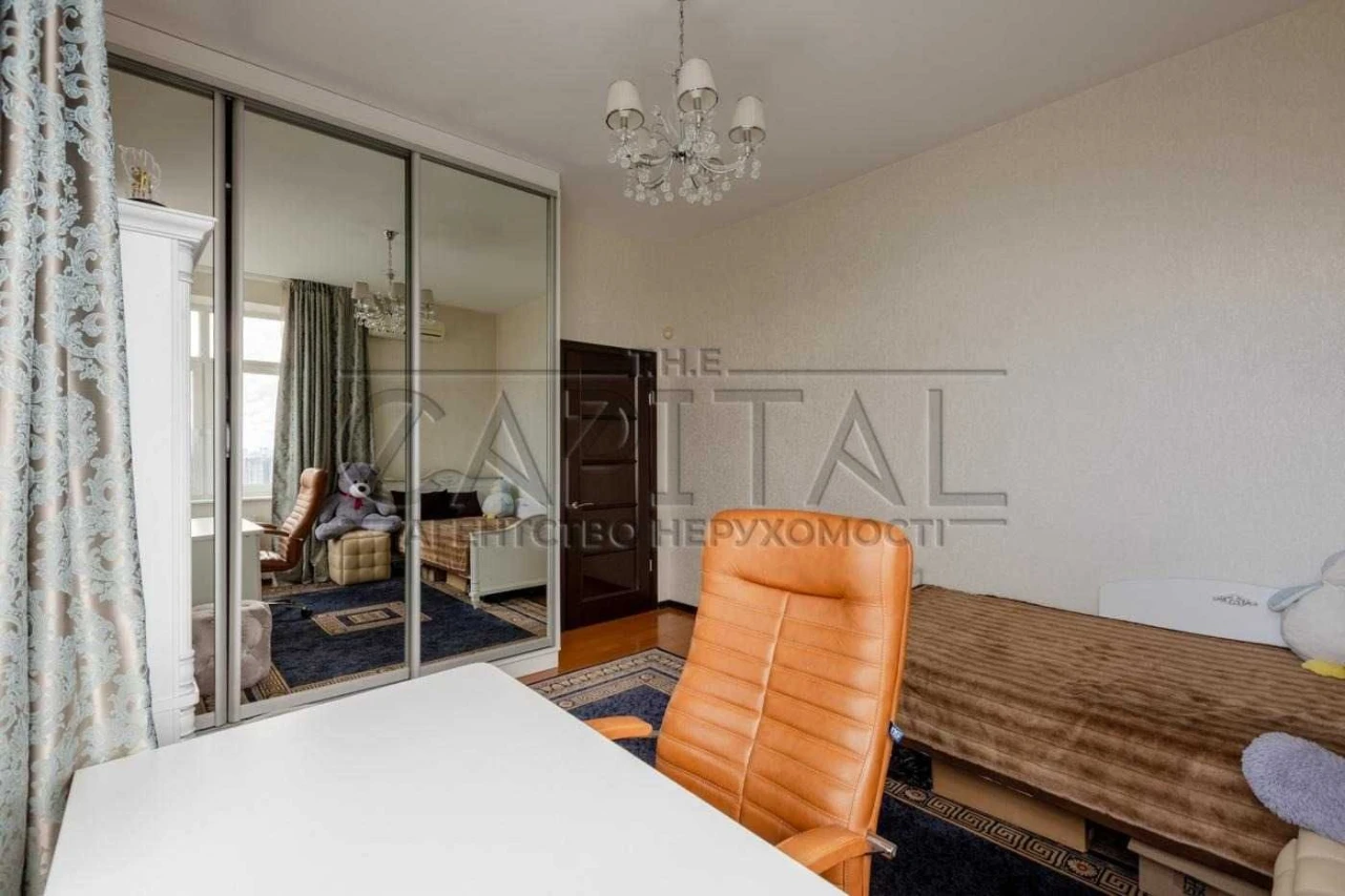 Apartment for Sale on Lesya Ukrainka Blvd, 23, Pechersk District! In the center