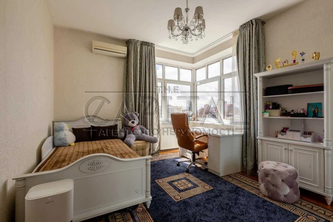 Apartment for Sale on Lesya Ukrainka Blvd, 23, Pechersk District! In the center