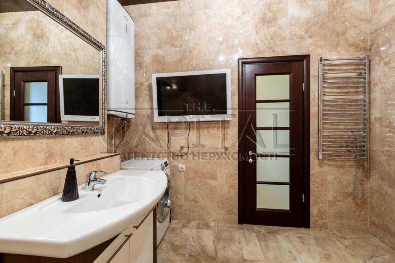 Apartment for Sale on Lesya Ukrainka Blvd, 23, Pechersk District! In the center