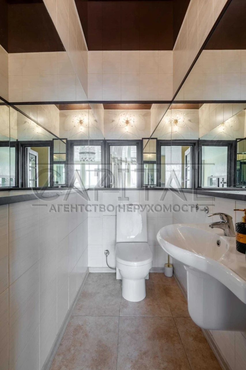 Apartment for Sale on Lesya Ukrainka Blvd, 23, Pechersk District! In the center