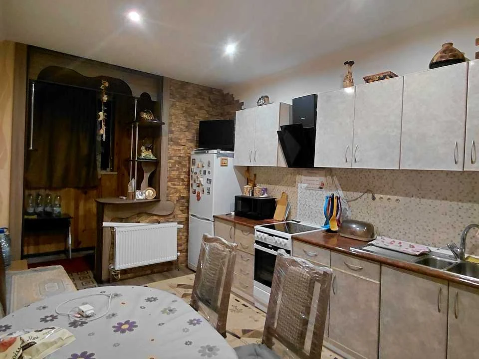 Apartment. Kyiv, Kharkiv Avenue
