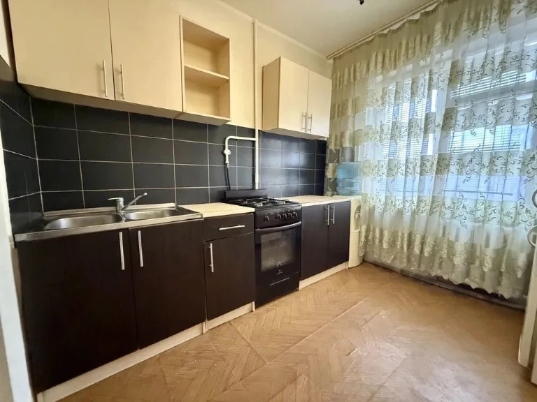 3 rooms. Near the Bus Station. 3rd floor. Owner.