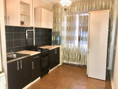 3 rooms. Near the Bus Station. 3rd floor. Owner.