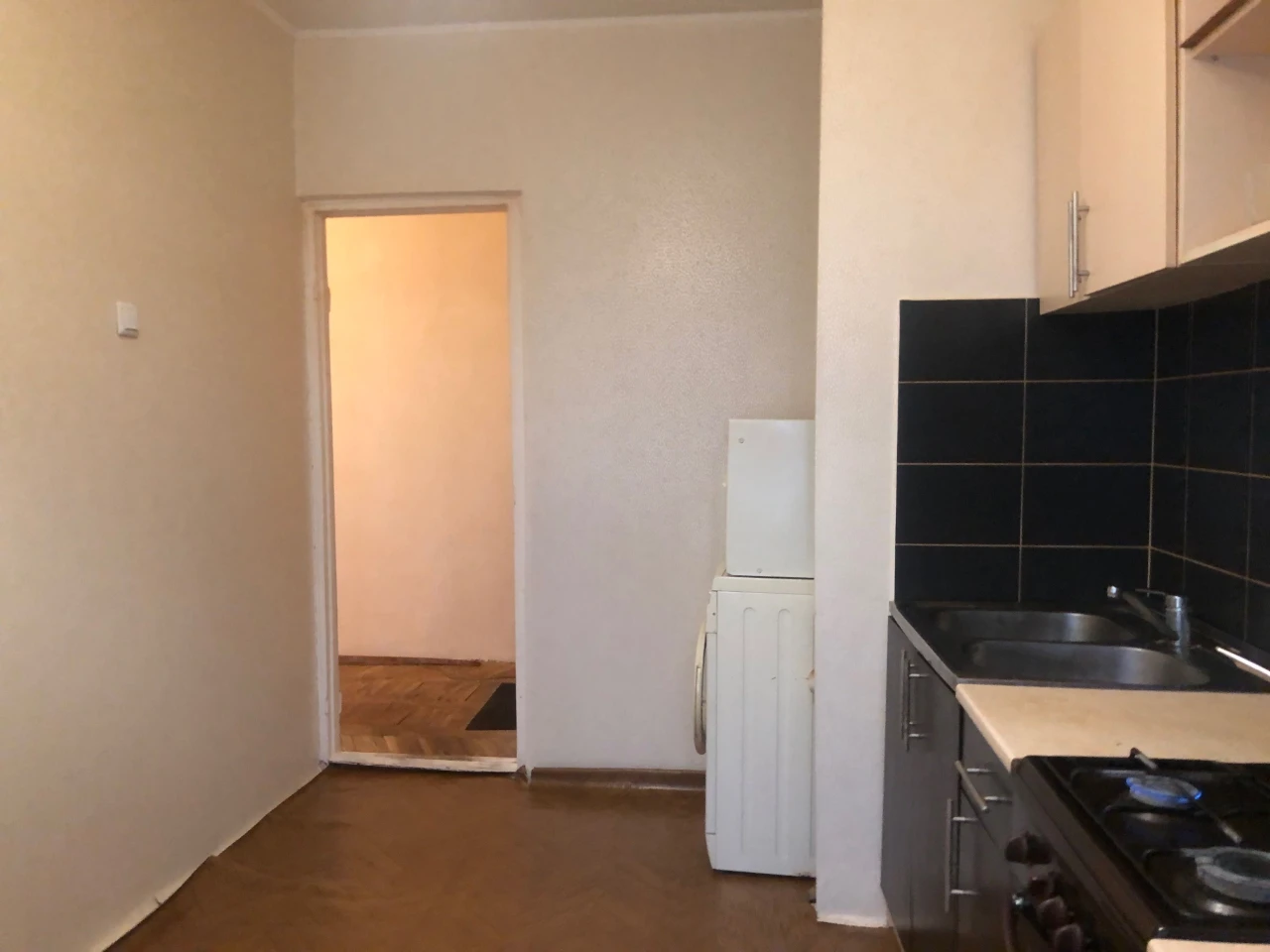 3 rooms. Near the Bus Station. 3rd floor. Owner.