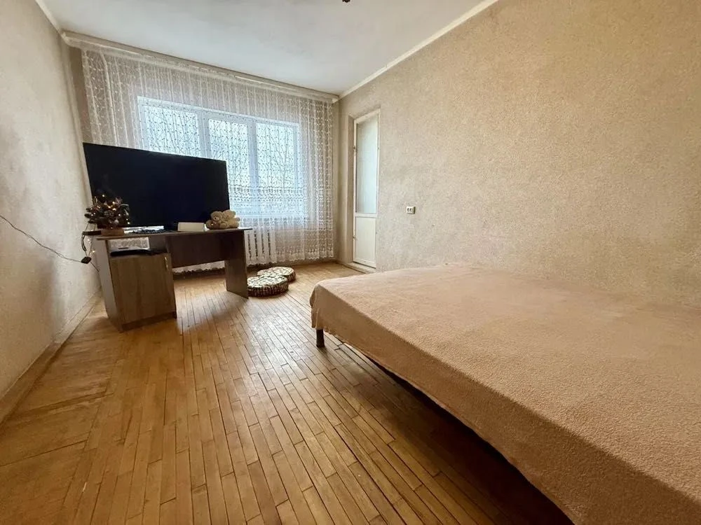 3 rooms. Near the Bus Station. 3rd floor. Owner.