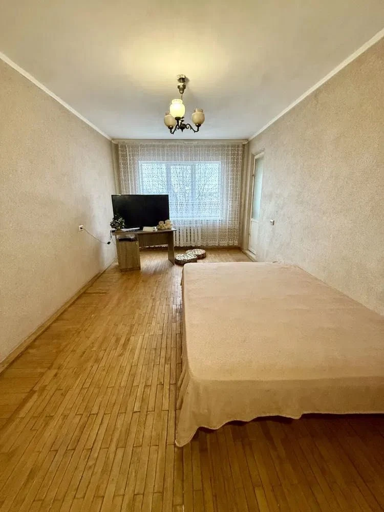 3 rooms. Near the Bus Station. 3rd floor. Owner.