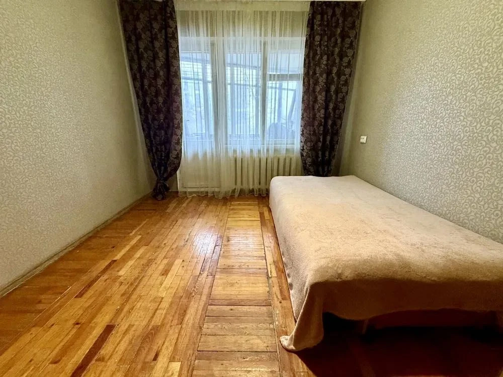3 rooms. Near the Bus Station. 3rd floor. Owner.