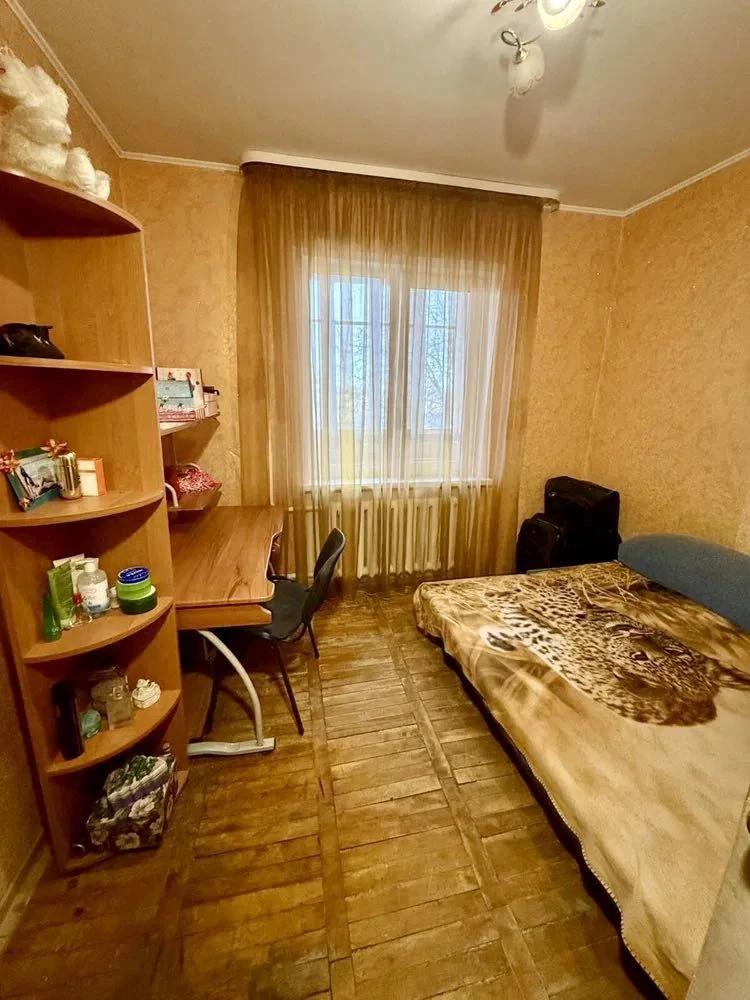 3 rooms. Near the Bus Station. 3rd floor. Owner.