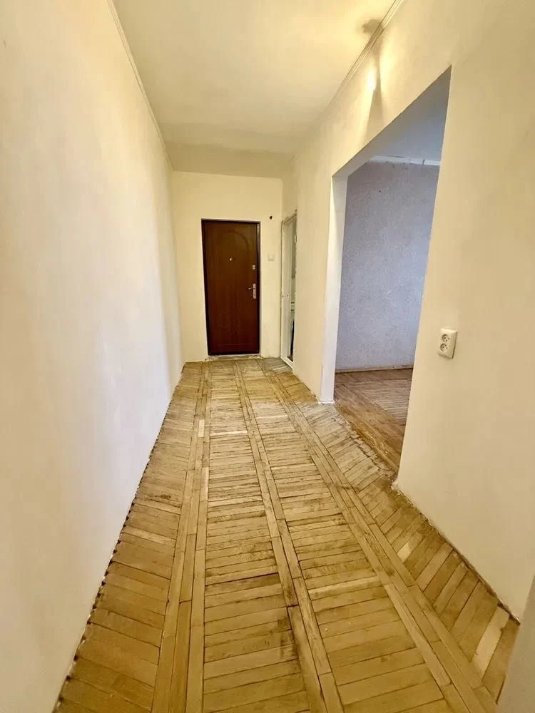 3 rooms. Near the Bus Station. 3rd floor. Owner.