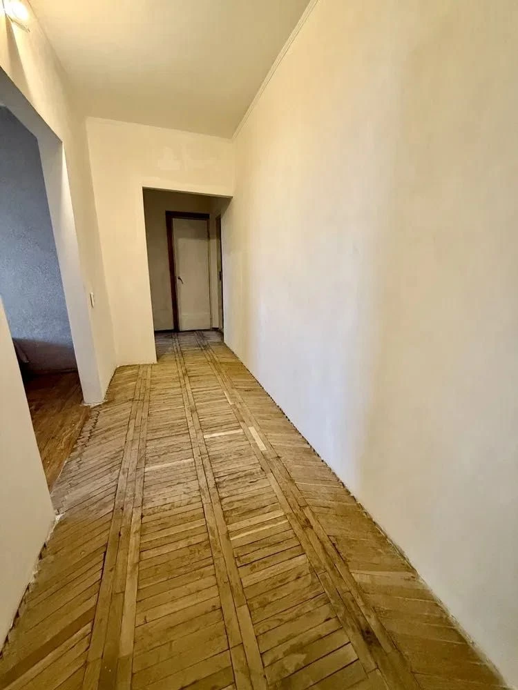 3 rooms. Near the Bus Station. 3rd floor. Owner.