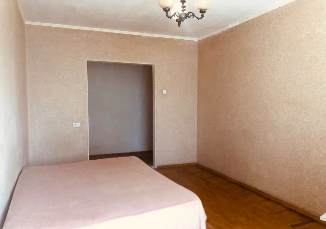 3 rooms. Near the Bus Station. 3rd floor. Owner.