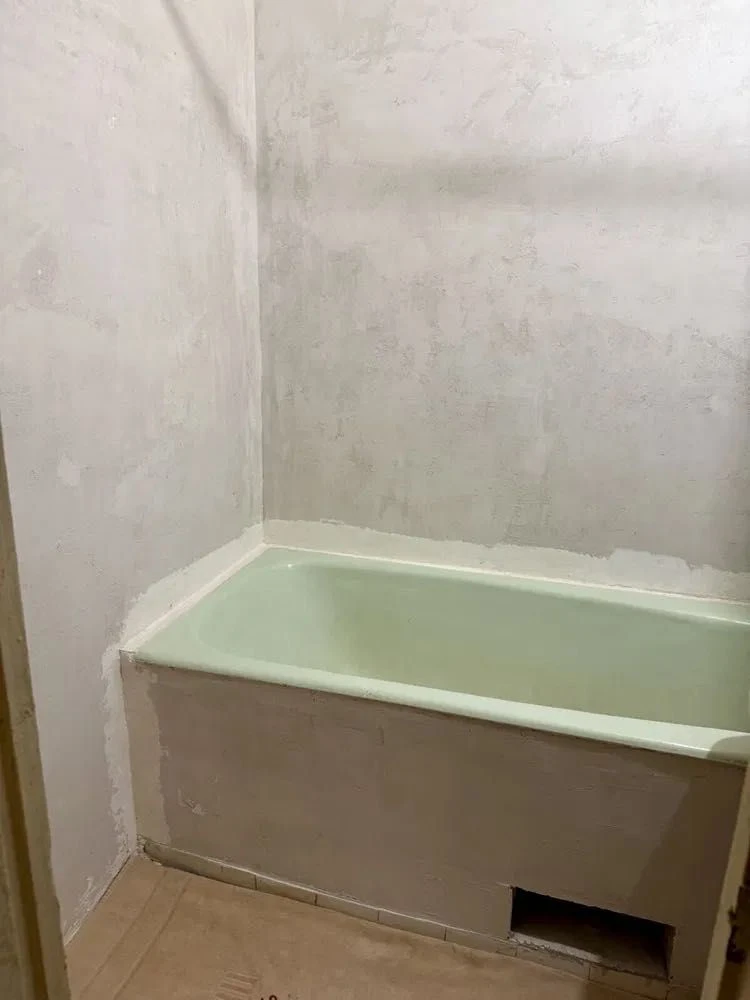 3 rooms. Near the Bus Station. 3rd floor. Owner.