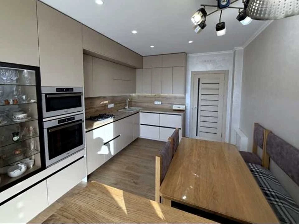 Apartment. Chernivtsi, Komarivska Street