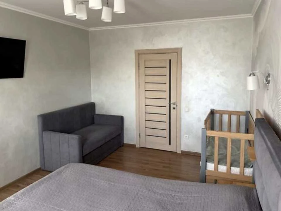 Apartment. Chernivtsi, Komarivska Street