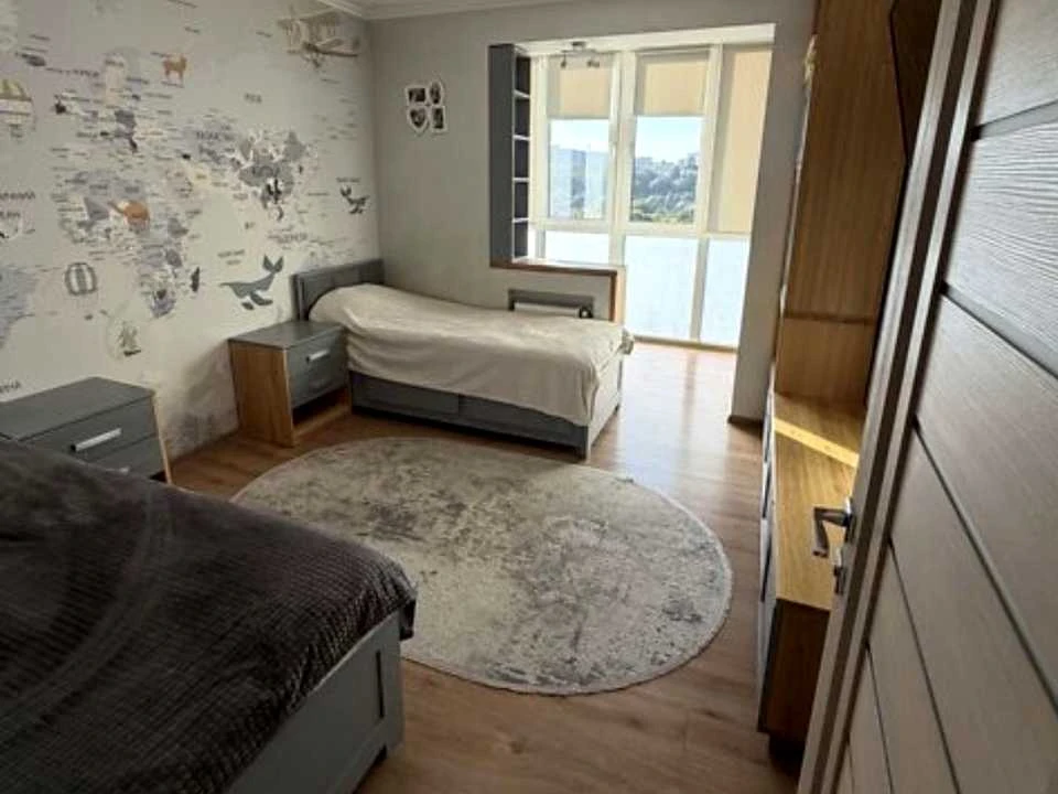 Apartment. Chernivtsi, Komarivska Street